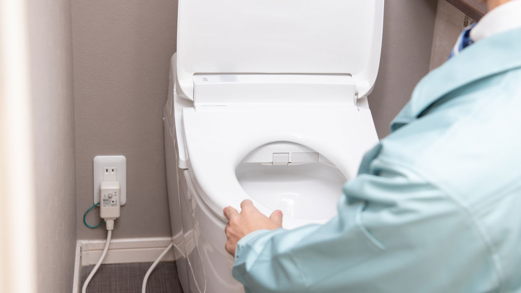 Prise électrique conforme près des toilettes en salle de bains